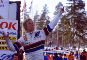 021 - WRC 1985. Suède. Vatanen. Peugeot 205 Turbo 16. Vainqueur. Podium