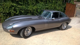 1239817_10_1_Jaguar E Type fast road-1