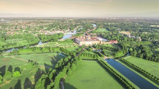 1297310_hampton-court-palace