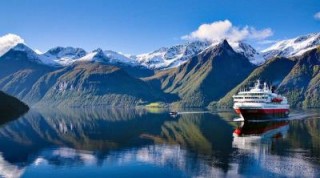 1382981_hurtigruten boat in fjord