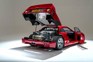 1424867_1989 Ferrari F40-boot-open-engine